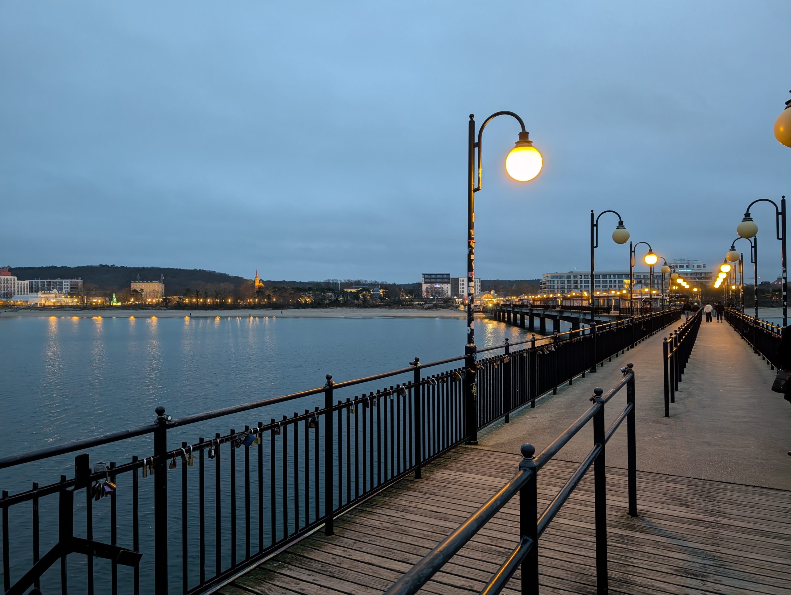 Die beleuchtete Seebrücke von Misdroy am Abend, menschenleer im Dezember