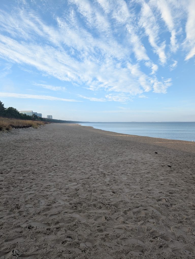 Menschenleerer Ostseestrand in Misdroy an einem klaren Wintermorgen mit Schleierwolken