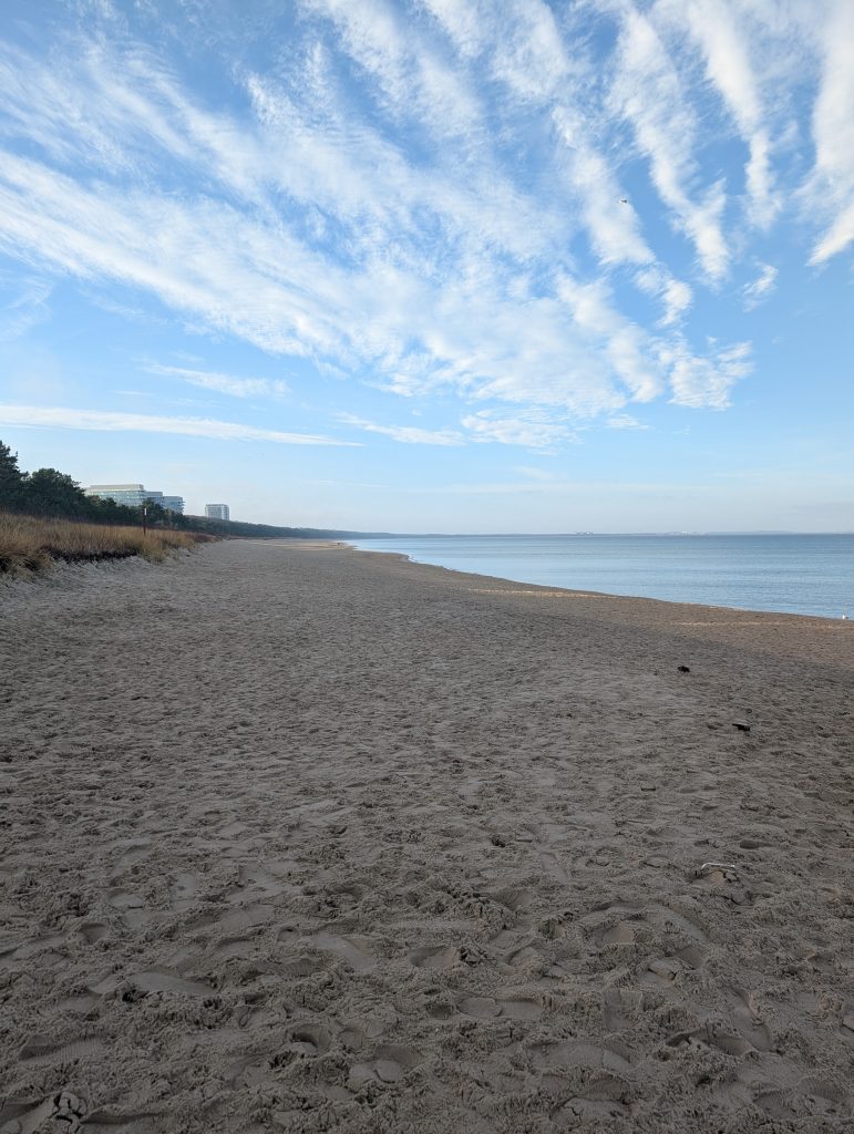 Menschenleerer Ostseestrand in Misdroy an einem klaren Wintermorgen mit Schleierwolken
