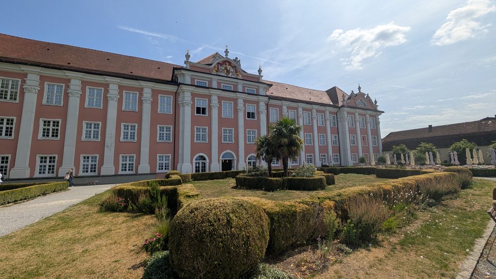 Das Neue Schloss Meersburg mit Schlossgarten bei blauem Himmel