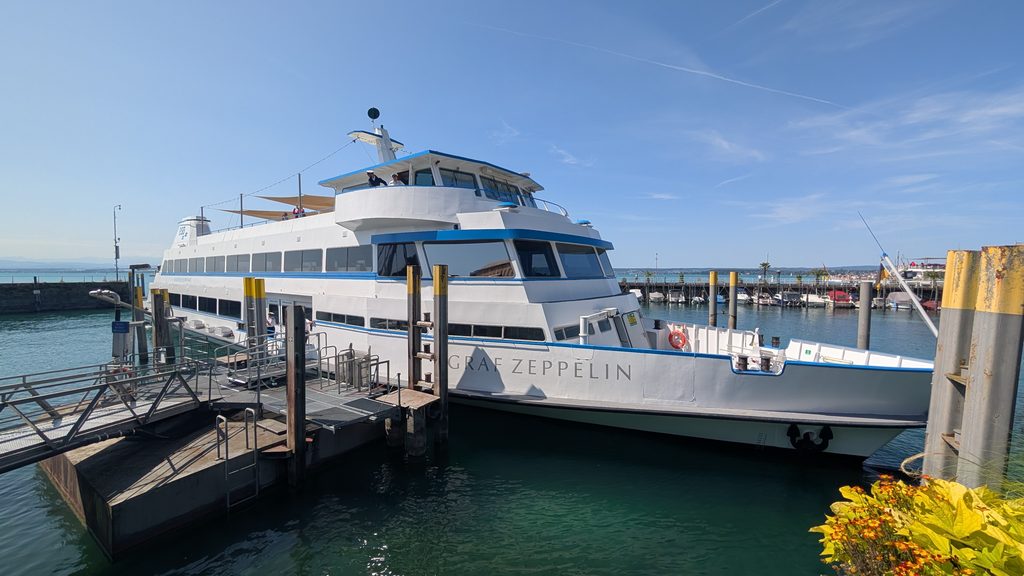 Fahrgastschiff „Zeppelin“ am Anleger im Hafen von Meersburg am Bodensee