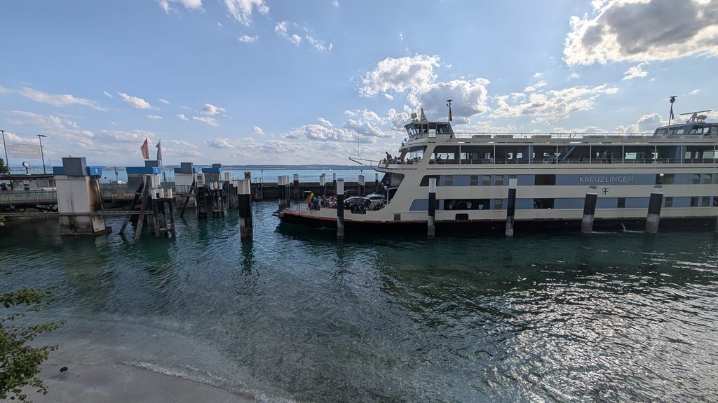 Hafen von Meersburg am Bodensee mit Autofähre am Anleger