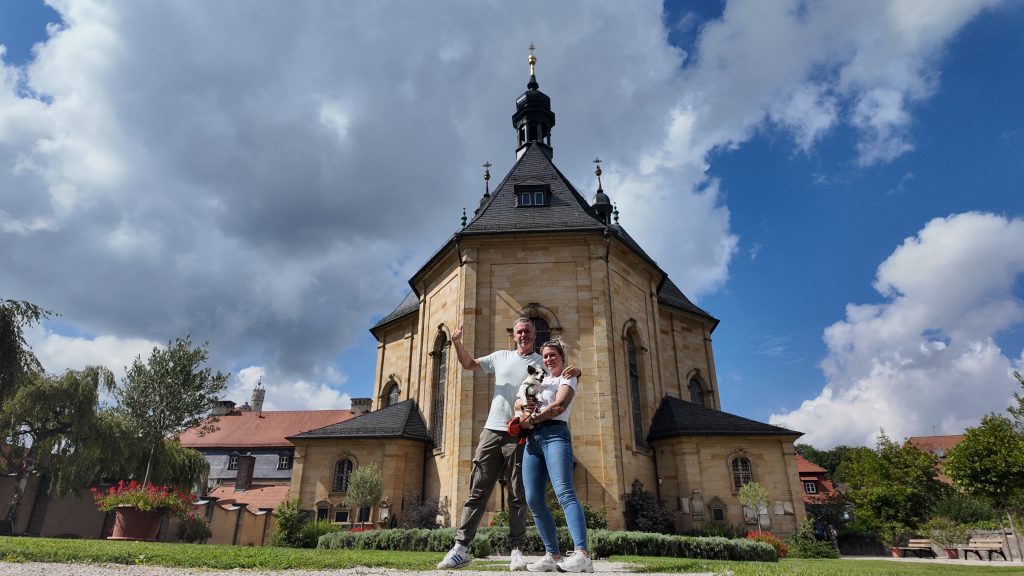 Robert und Eva mit Tyson auf dem Arm vor der Basilika Gößweinstein