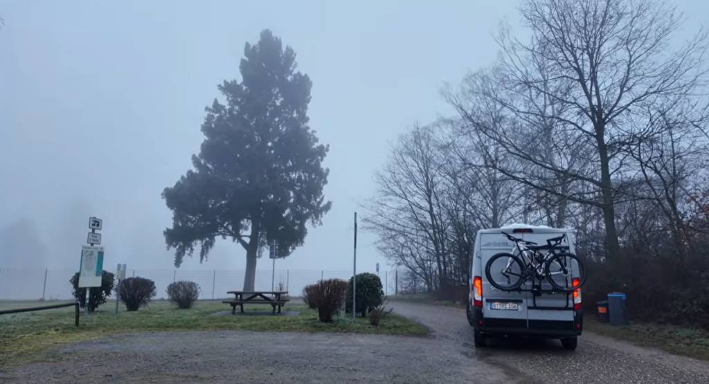 Unser Van im Nebel auf dem kleinen Stellplatz am Badesee in Muggensturm