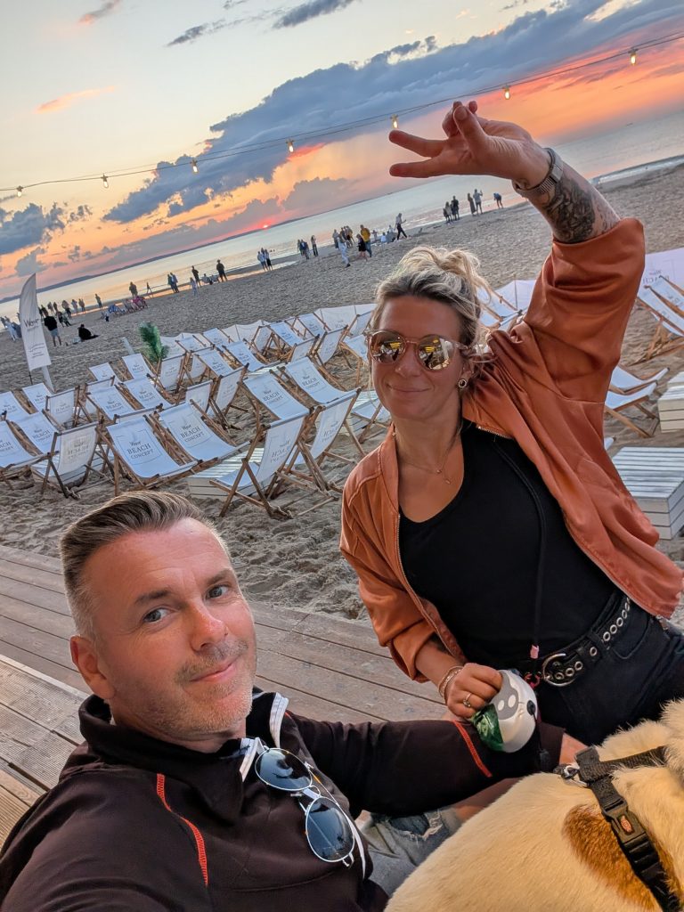 Eva und Robert bei Sonnenuntergang am Strand von Misdroy vor rosa gefärbtem Abendhimmel