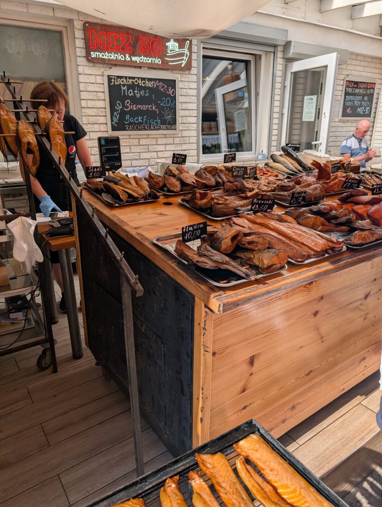 Holzstand mit frisch geräuchertem Fisch an der Promenada Gwiazd in Misdroy
