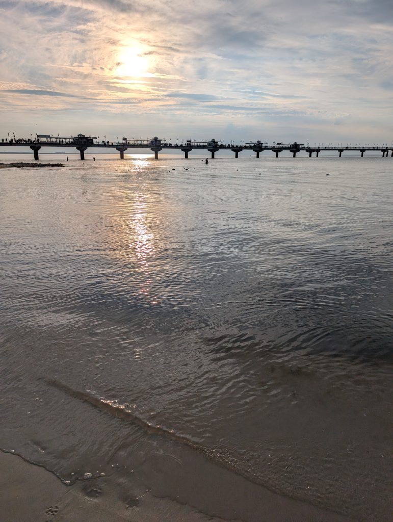 Die Seebrücke von Misdroy im Gegenlicht, die Abendsonne spiegelt sich auf dem Wasser der Ostsee