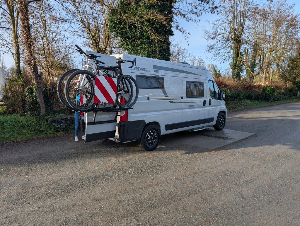 Unser Van am Morgen auf dem Stellplatz Vichy-Bellerive am Allier