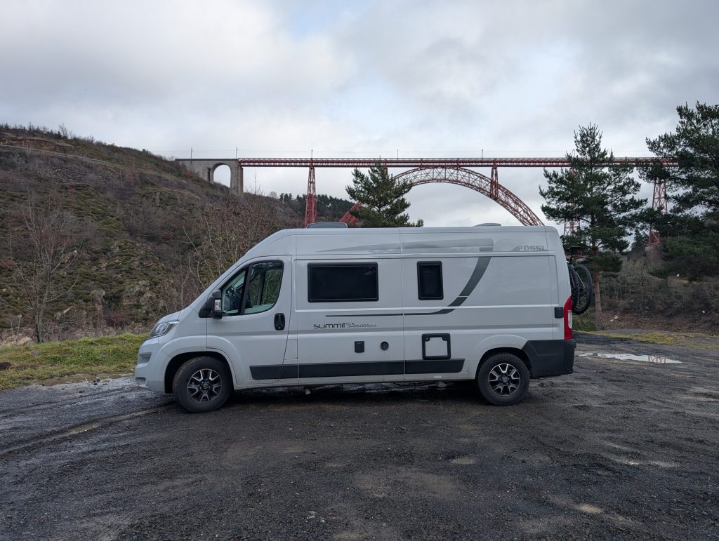 Unser Van vor dem roten Viaduc de Garabit an der A75 bei Saint-Flour