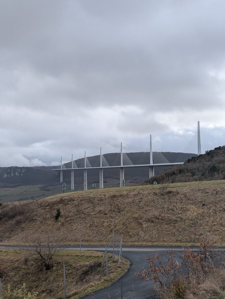 Der Viadukt von Millau, von unten aus dem Tal gesehen