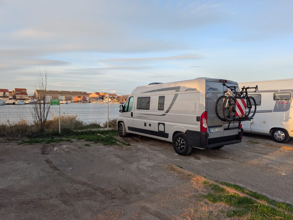 Unser Van am frühen Morgen auf dem Stellplatz am Hafen von Le Barcarès