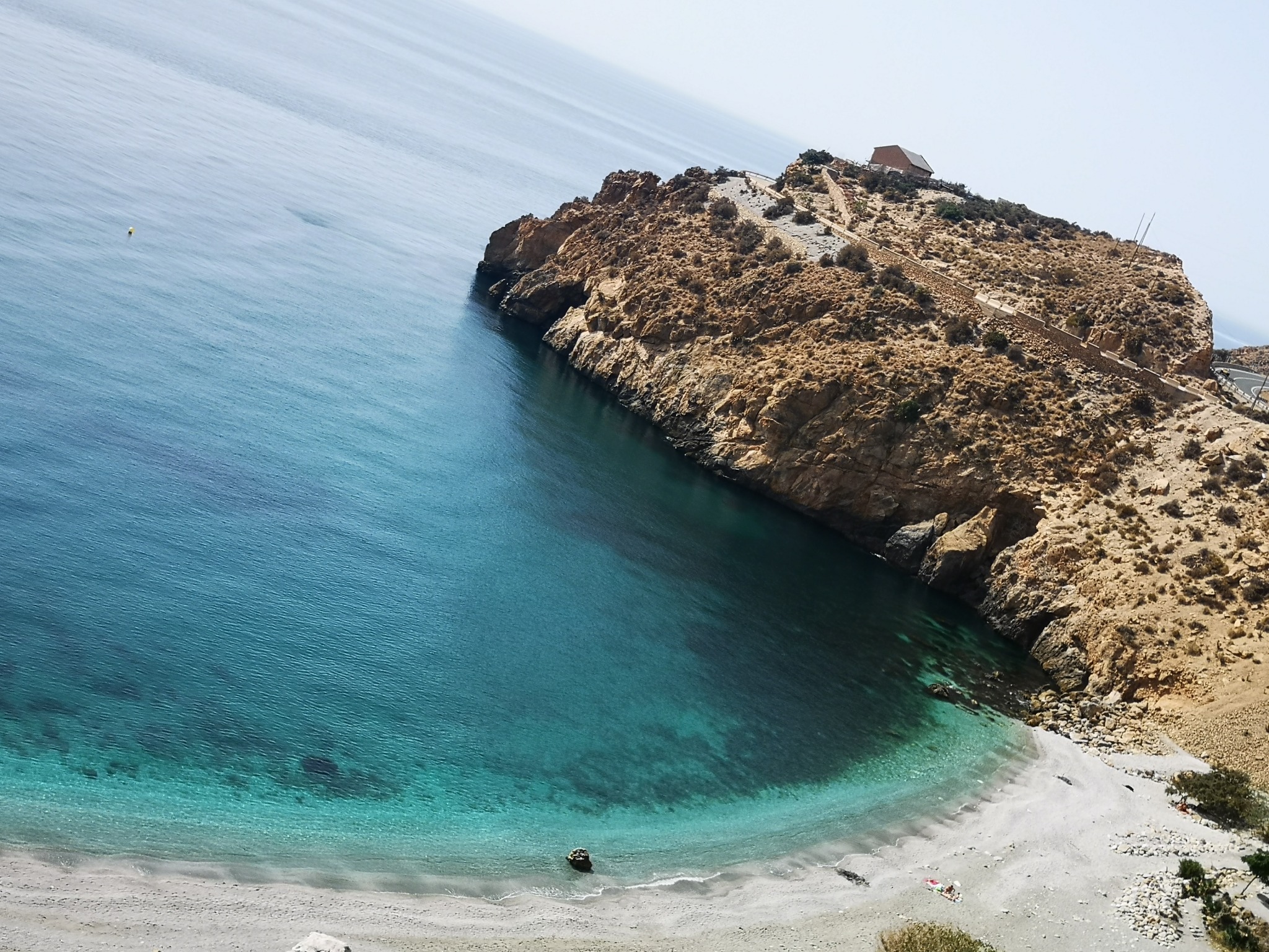 Türkise Bucht mit Felsnase an der Costa Tropical östlich von Motril