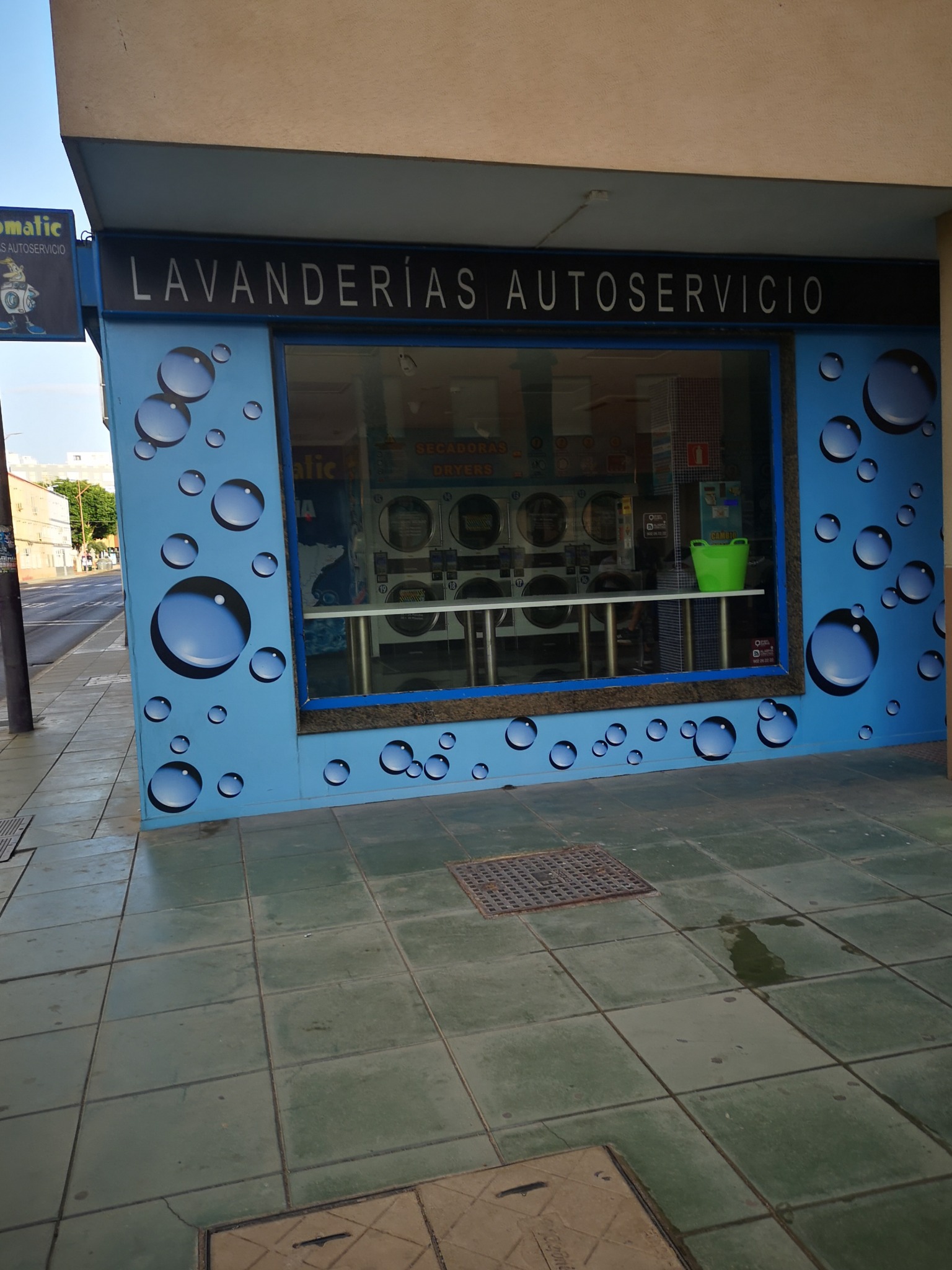 Blaue Fassade mit Aufschrift „Lavanderías Autoservicio“ in Almería