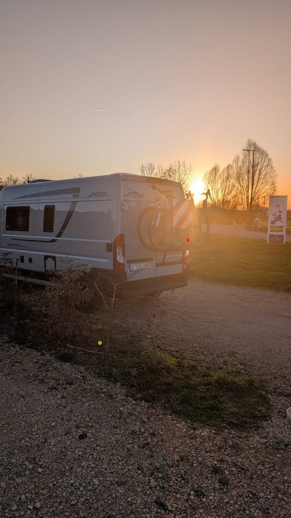 Heck unseres Campers in der tiefstehenden Abendsonne auf dem Stellplatz Beaufort-Orbagna