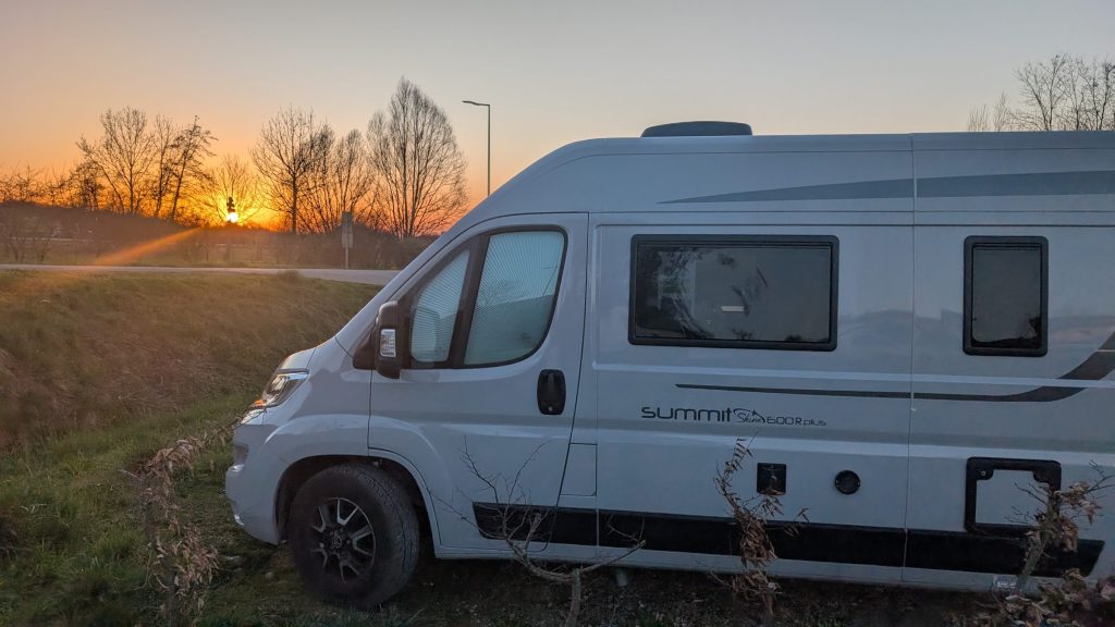 Camper auf dem Stellplatz Beaufort-Orbagna bei Sonnenuntergang