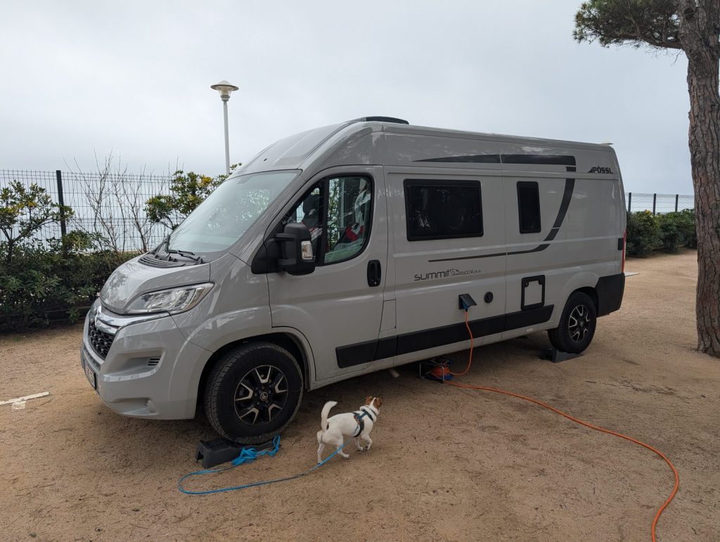 Unser Kastenwagen in der ersten Reihe von Camping Blanes, hinter dem Zaun beginnt der Strand