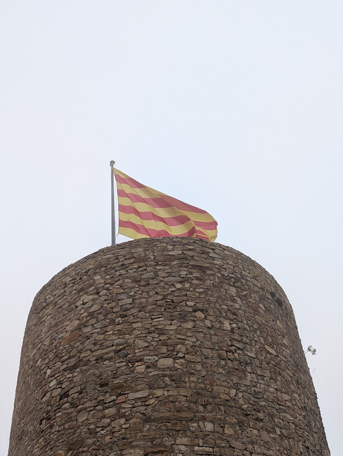 Katalanische Flagge auf dem runden Bergfried des Castell de Sant Joan in Blanes