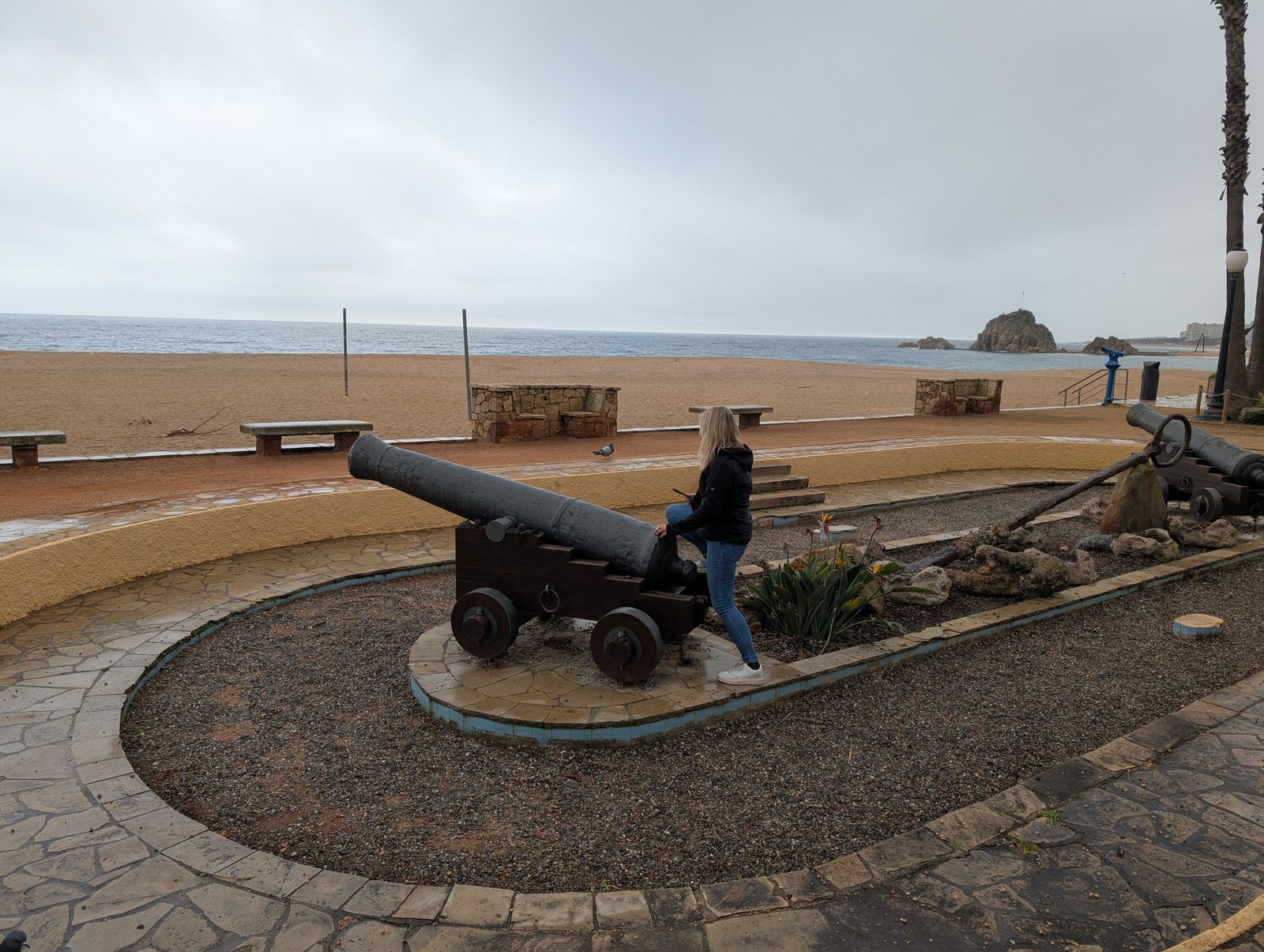 Zwei historische Kanonen auf der Strandpromenade von Blanes, dahinter das Meer
