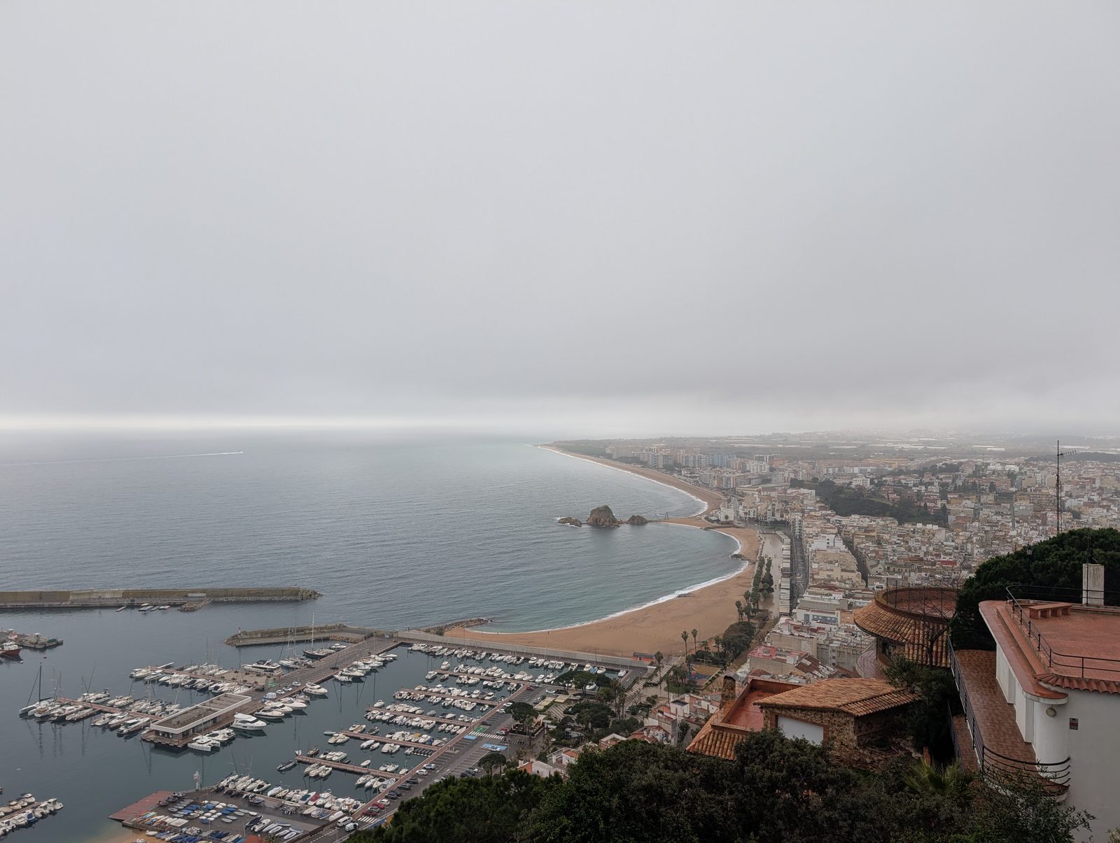 Blick vom Mirador über den Hafen von Blanes und die Bucht von s’Abanell