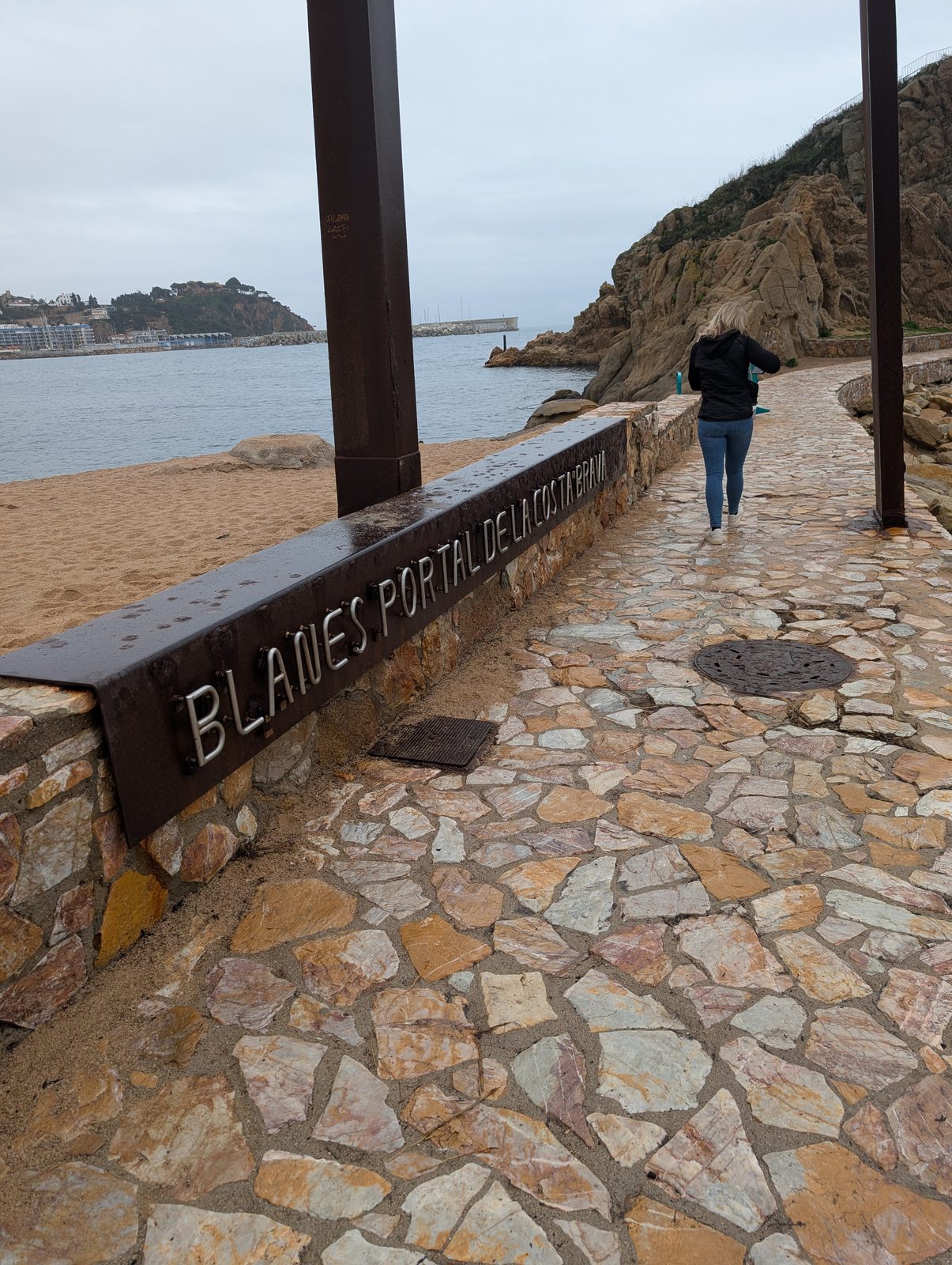 Eiserner Schriftzug Blanes Portal de la Costa Brava am Aufgang zum Felsen Sa Palomera