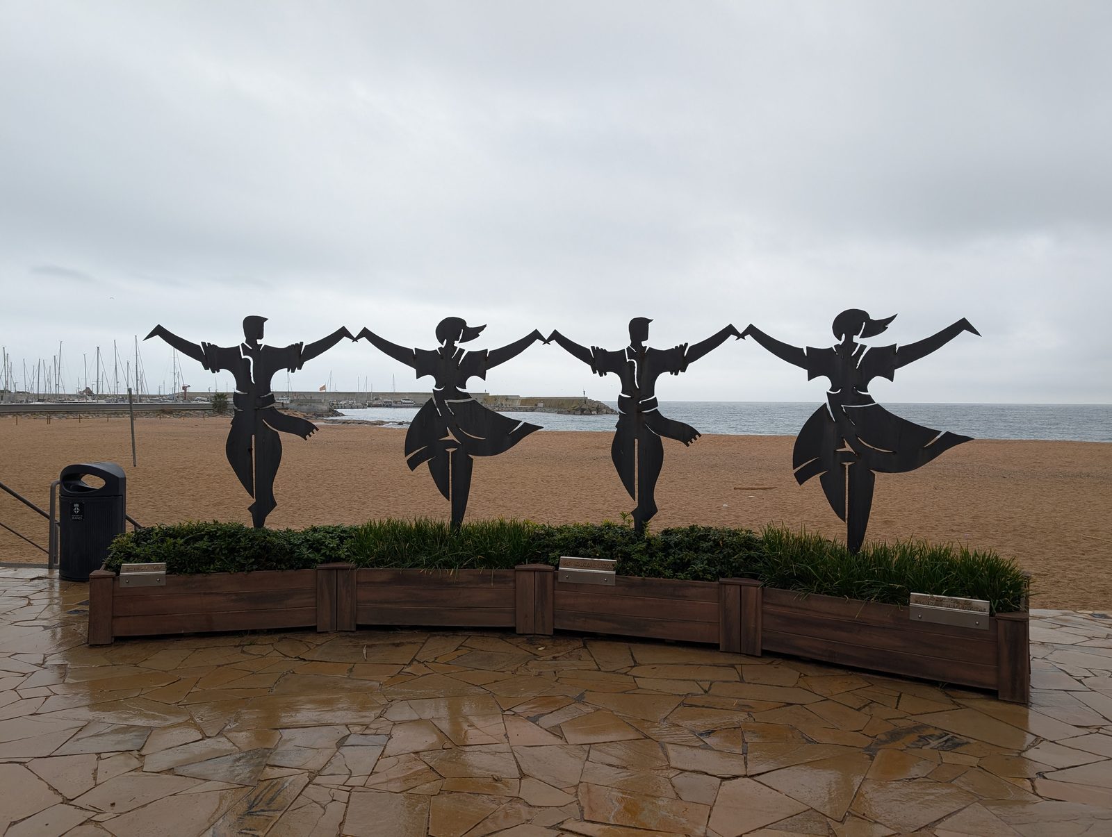 Eiserne Silhouetten von zwei Tanzpaaren, die Sardana tanzen, auf der Promenade von Blanes