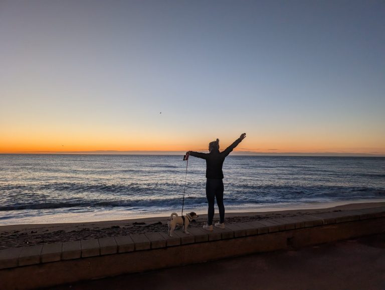 Sonnenaufgang an der Promenade von Blanes, Eva mit Tyson auf der Strandmauer