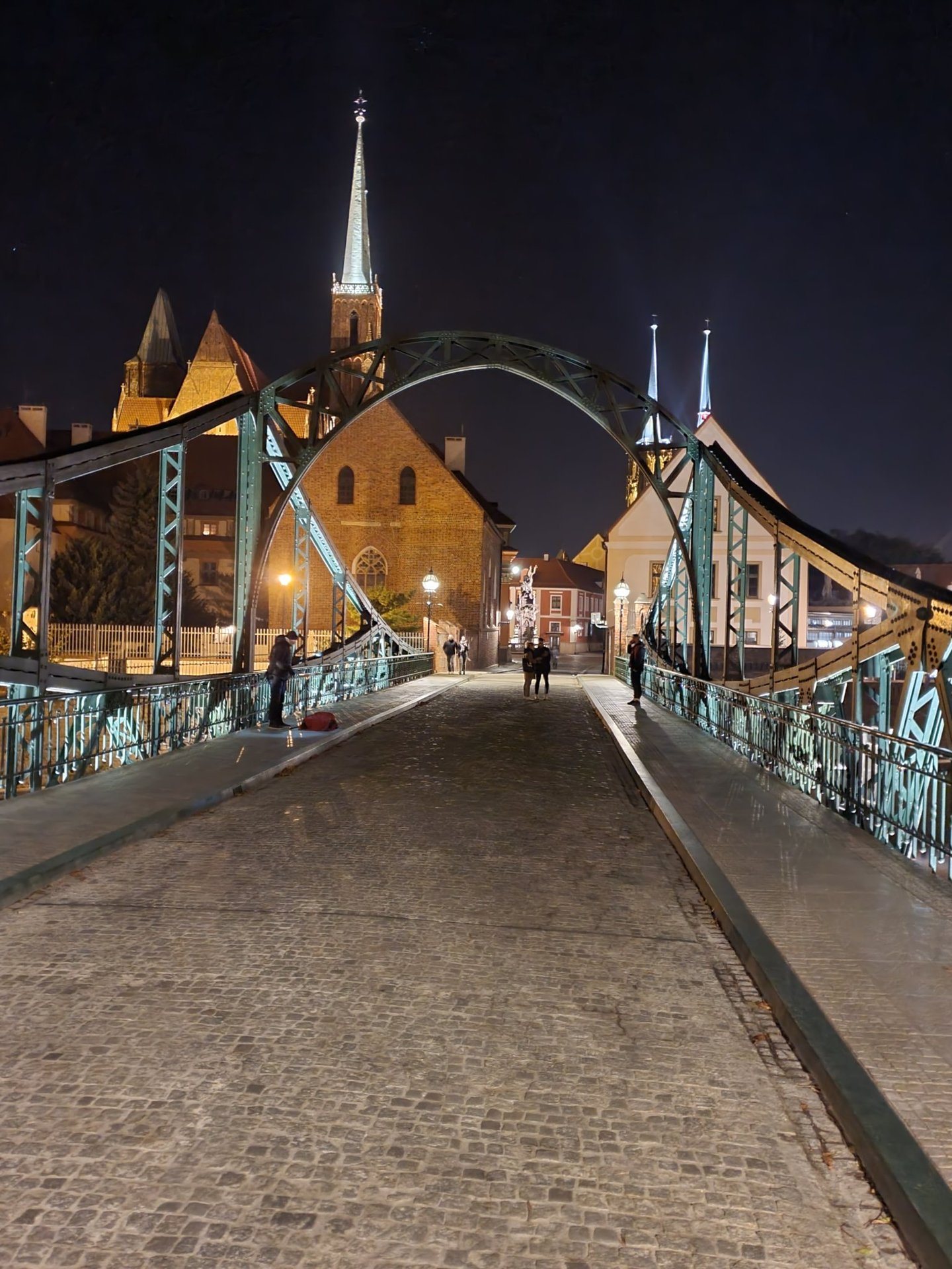 Die beleuchtete Brücke zur Dominsel in Breslau bei Nacht
