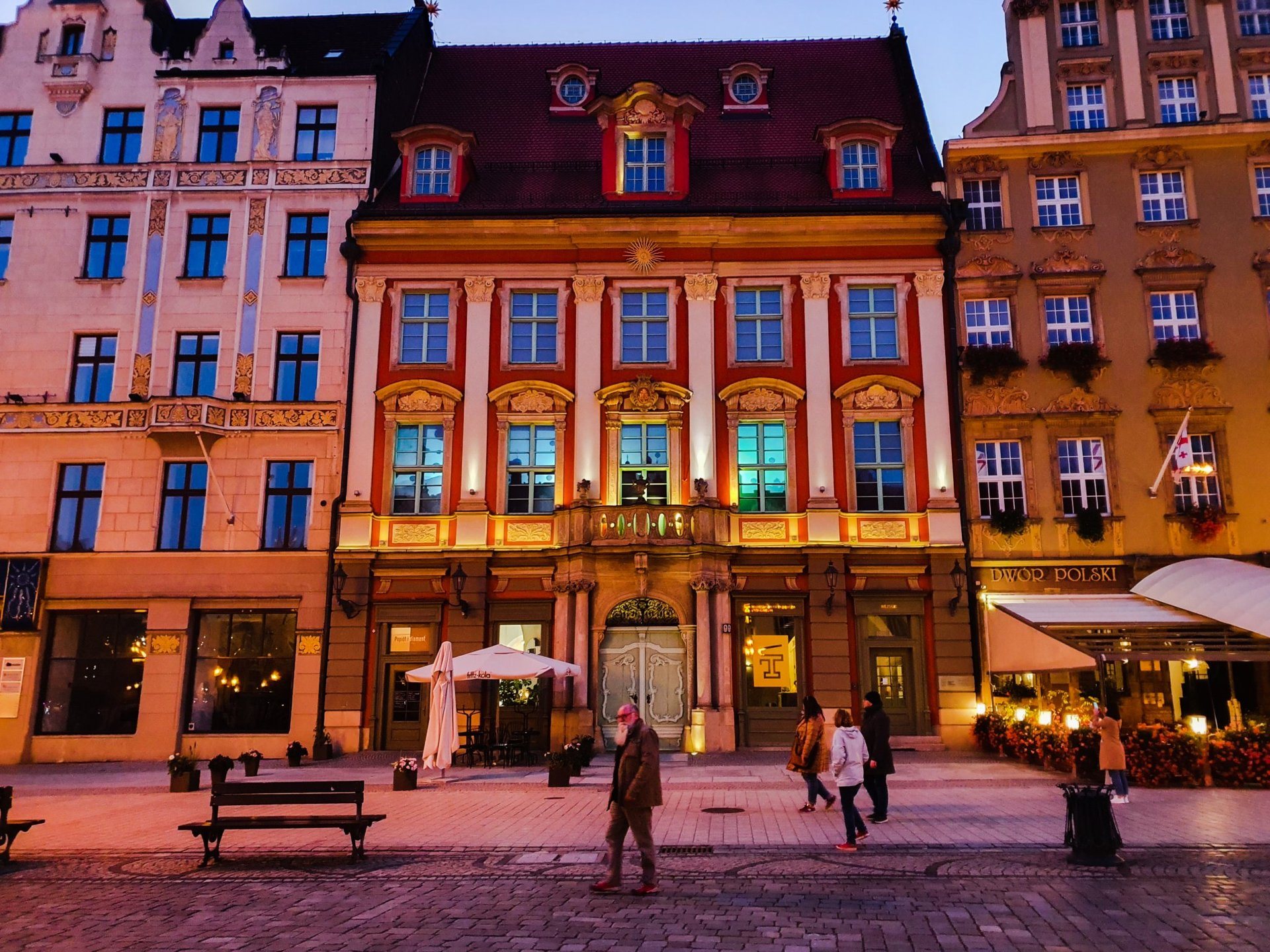 Bunte beleuchtete Giebelhäuser am Breslauer Rynek am Abend