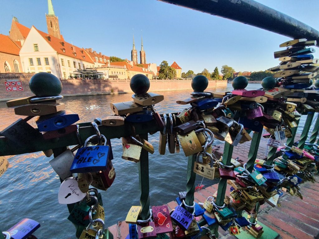 Hunderte bunte Liebesschlösser am Geländer der Brücke zur Dominsel in Breslau