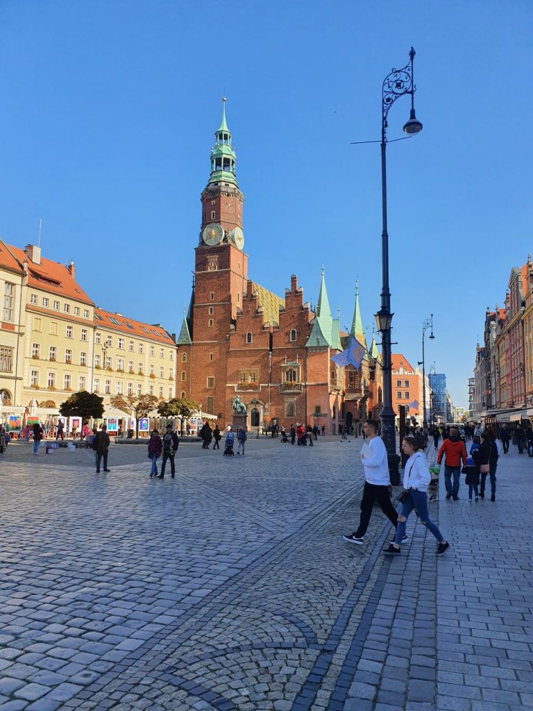 Das gotische Rathaus von Breslau mit seiner verzierten Fassade und dem Turm