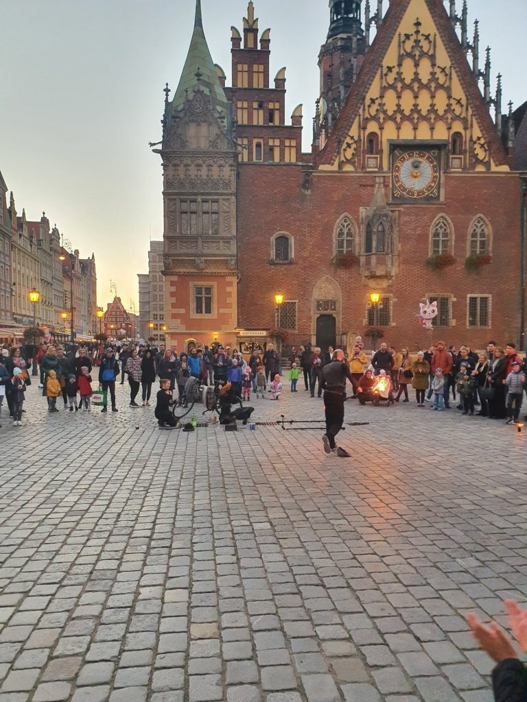 Der Breslauer Marktplatz zur blauen Stunde, die Fassaden und Laternen sind beleuchtet