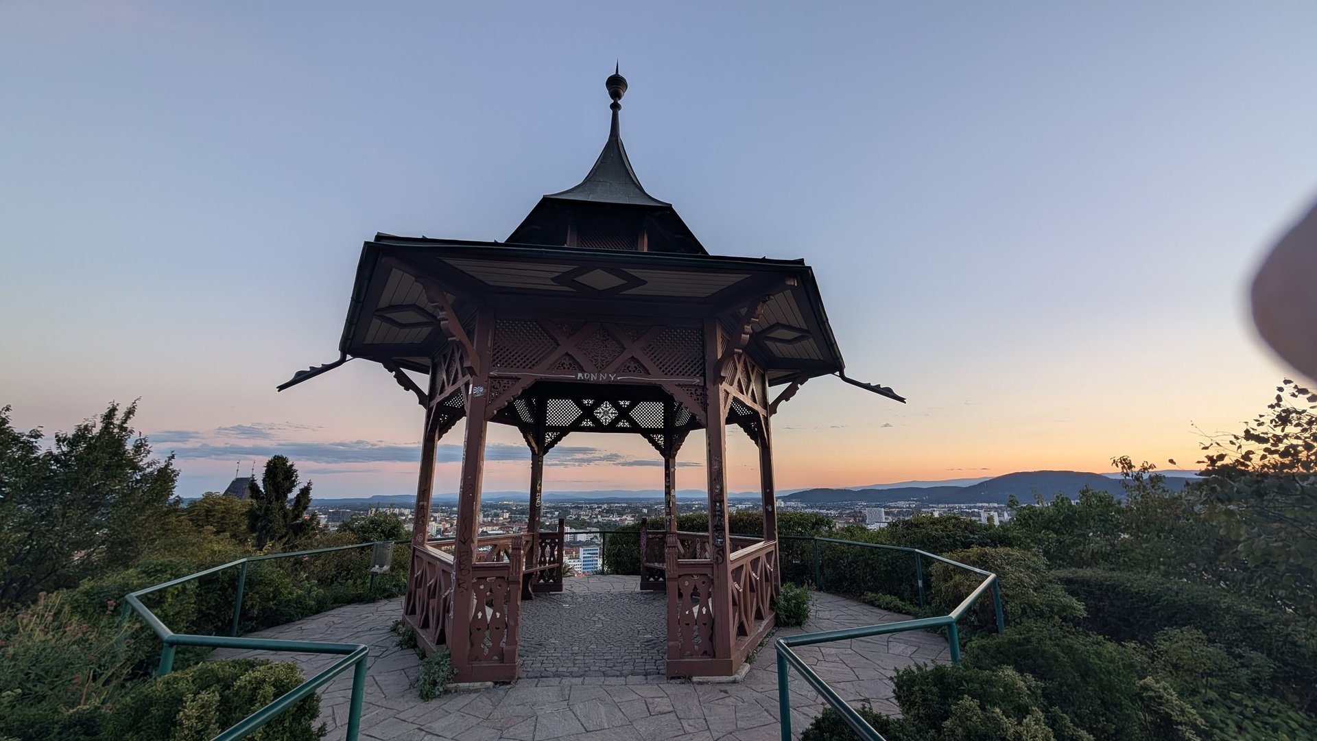 Der Chinesische Pavillon auf dem Schlossberg in der Abenddämmerung