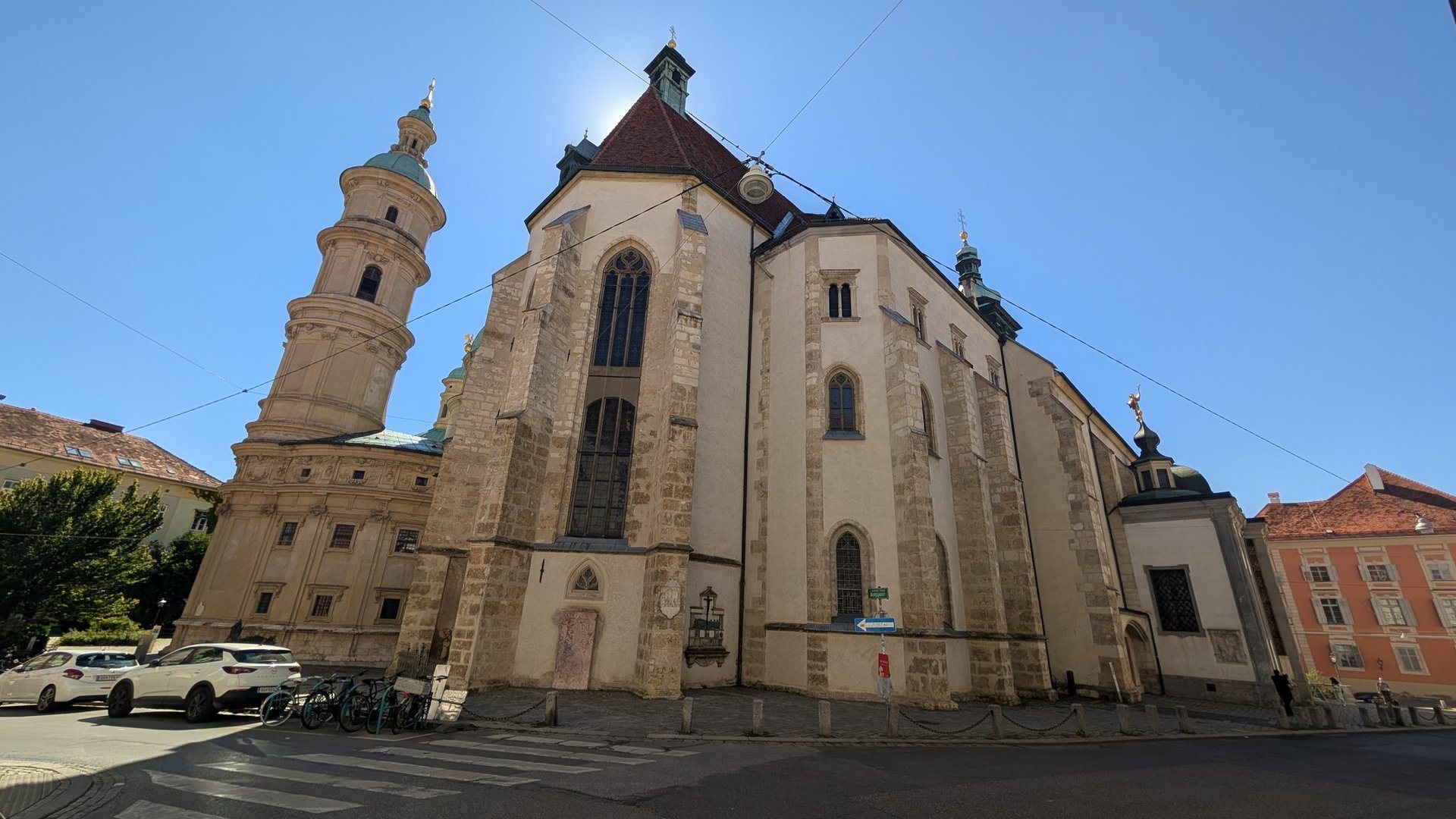 Der Grazer Dom mit seinem gotischen Chor unter blauem Himmel