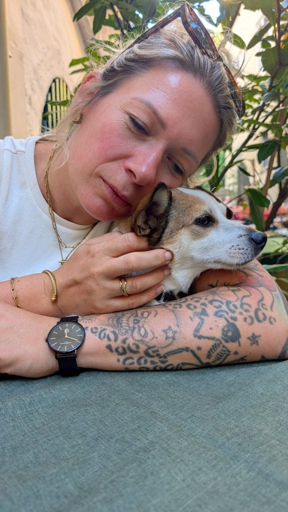 Eva kuschelt im Gastgarten mit Tyson