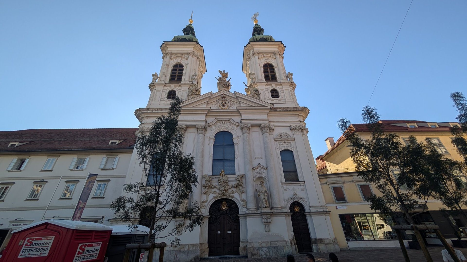 Die Mariahilferkirche mit ihren zwei Türmen am Mariahilferplatz in Graz