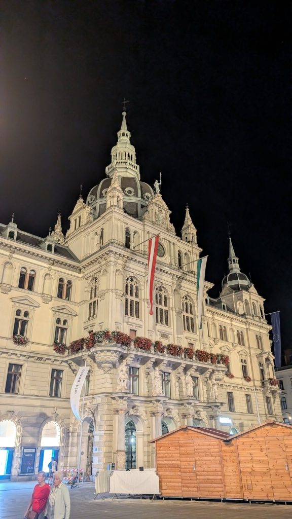 Das beleuchtete Grazer Rathaus am Hauptplatz bei Nacht