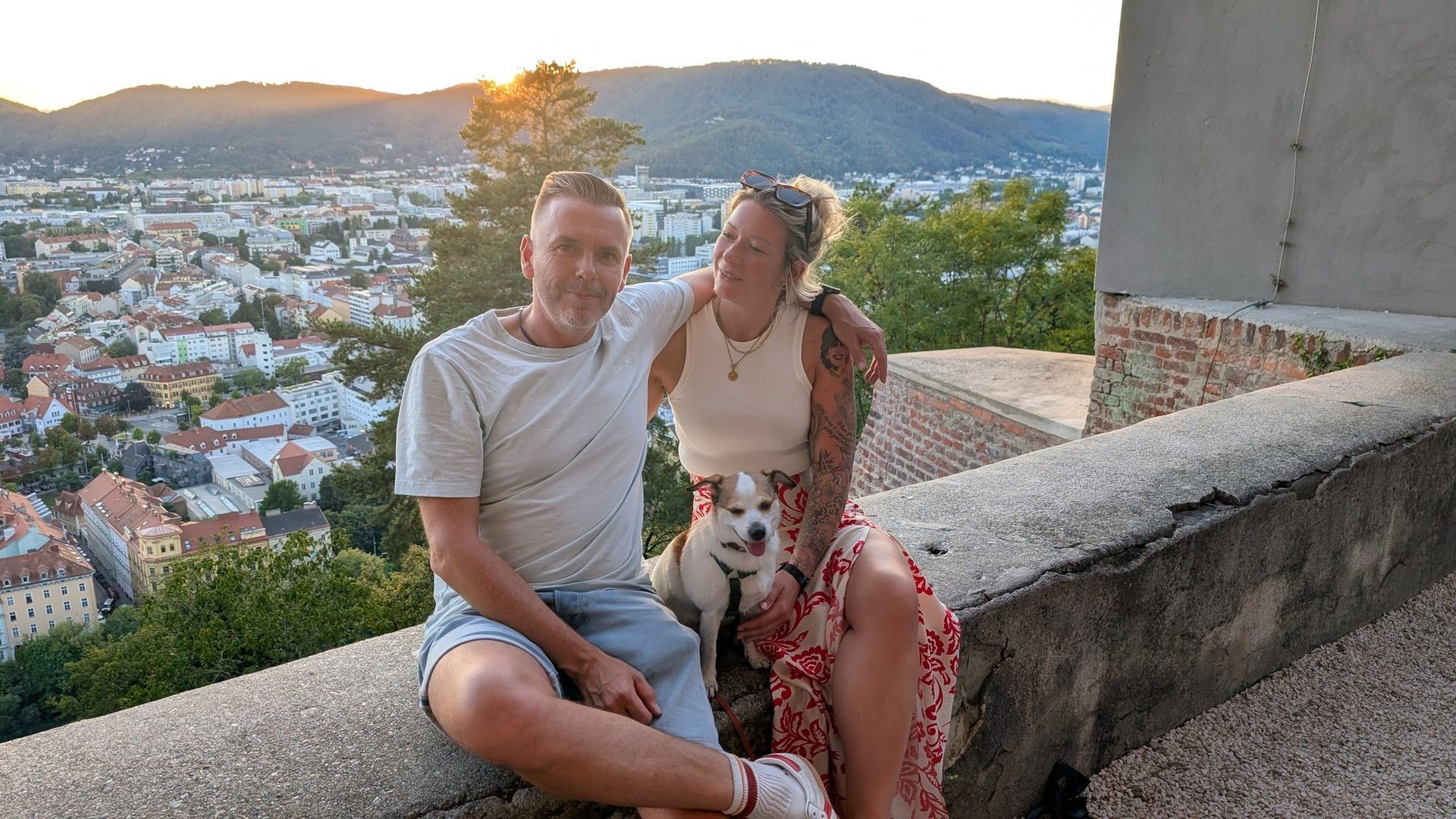 Robert, Eva und Tyson auf der Mauer am Schlossberg mit Blick über Graz