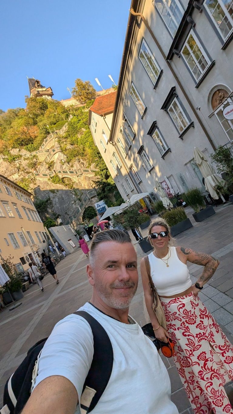 Robert und Eva am Schlossbergplatz, dem Startpunkt für den Aufstieg auf den Schlossberg