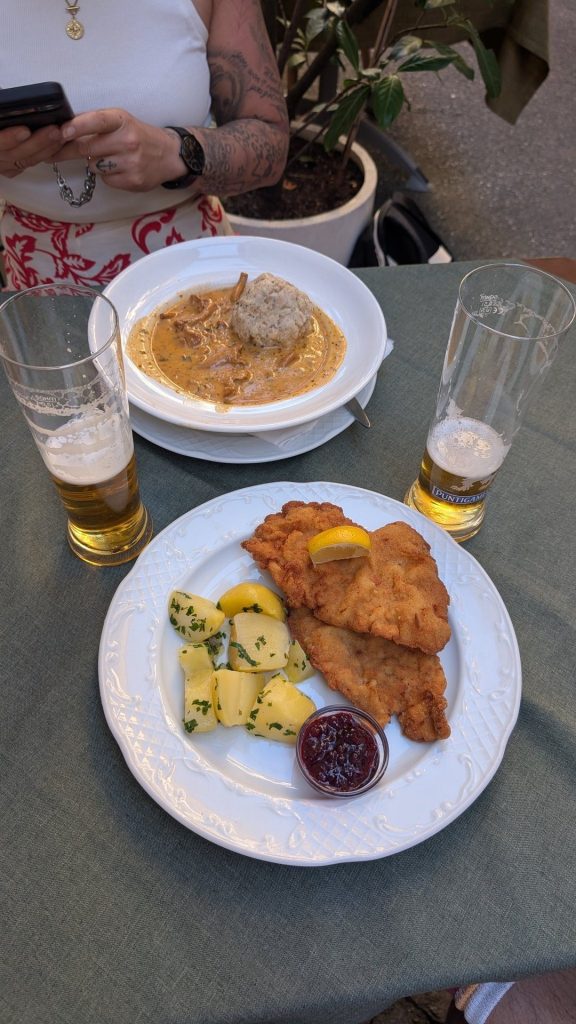 Wiener Schnitzel mit Petersilkartoffeln und Preiselbeeren, dazu Schwammerl mit Knödel und zwei Bier in der Altsteirischen Schmankerlstub’n in Graz