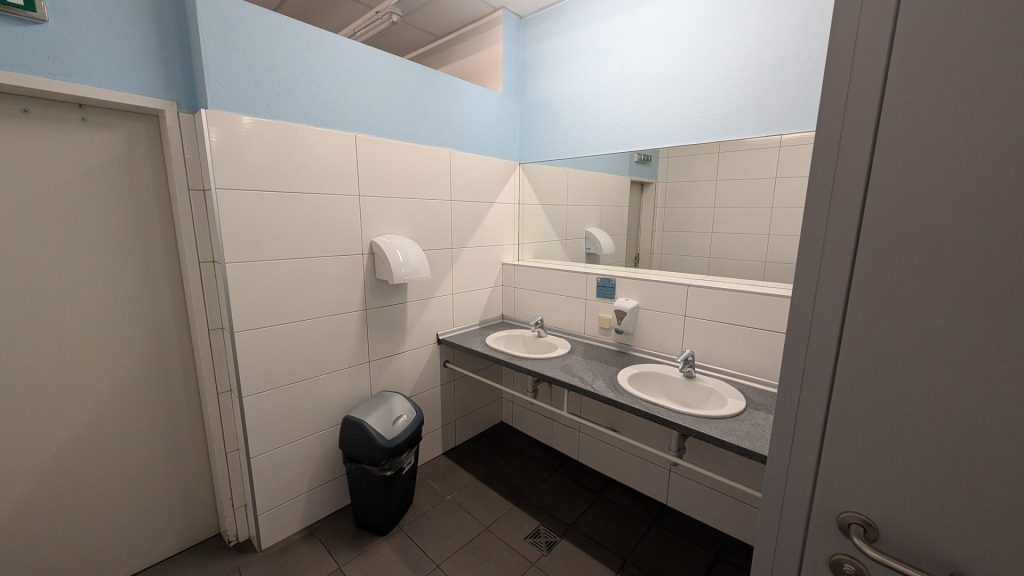 Waschbereich im Sanitärgebäude des Reisemobil-Stellplatzes Graz