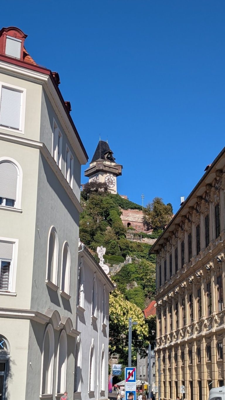 Blick durch eine Gasse auf den Uhrturm am Schlossberg