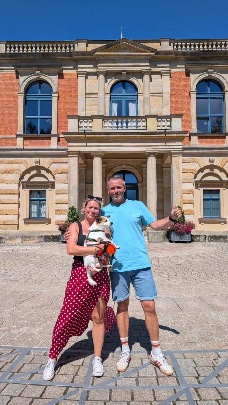 Eva und Robert mit Jack Russell Tyson auf dem Arm vor dem Festspielhaus in Bayreuth