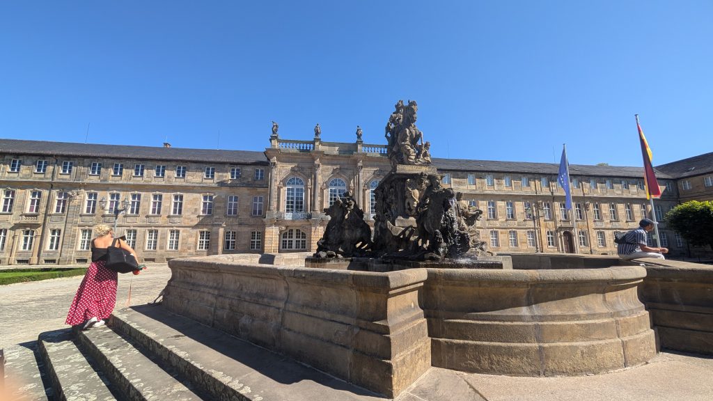 Neues Schloss Bayreuth mit Markgrafenbrunnen davor