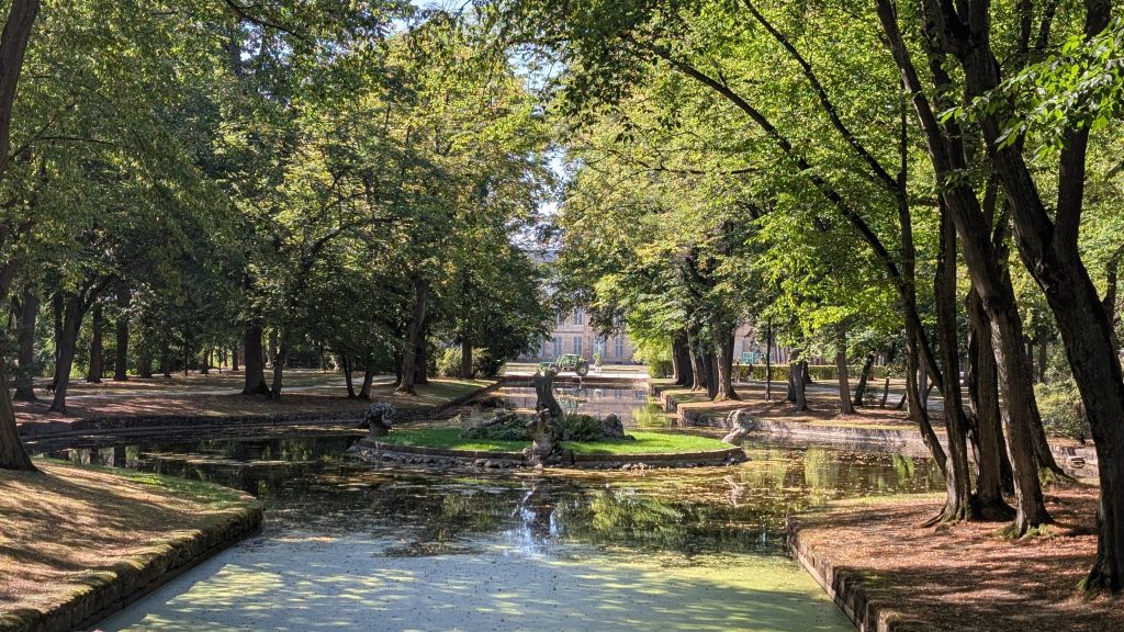 Wasserkanal im Hofgarten Bayreuth mit altem Baumbestand