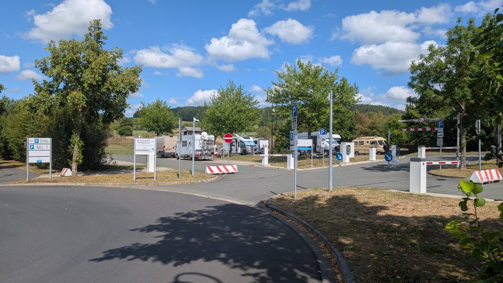 Einfahrt zum Wohnmobilstellplatz an der Lohengrin Therme in Bayreuth mit Schranken