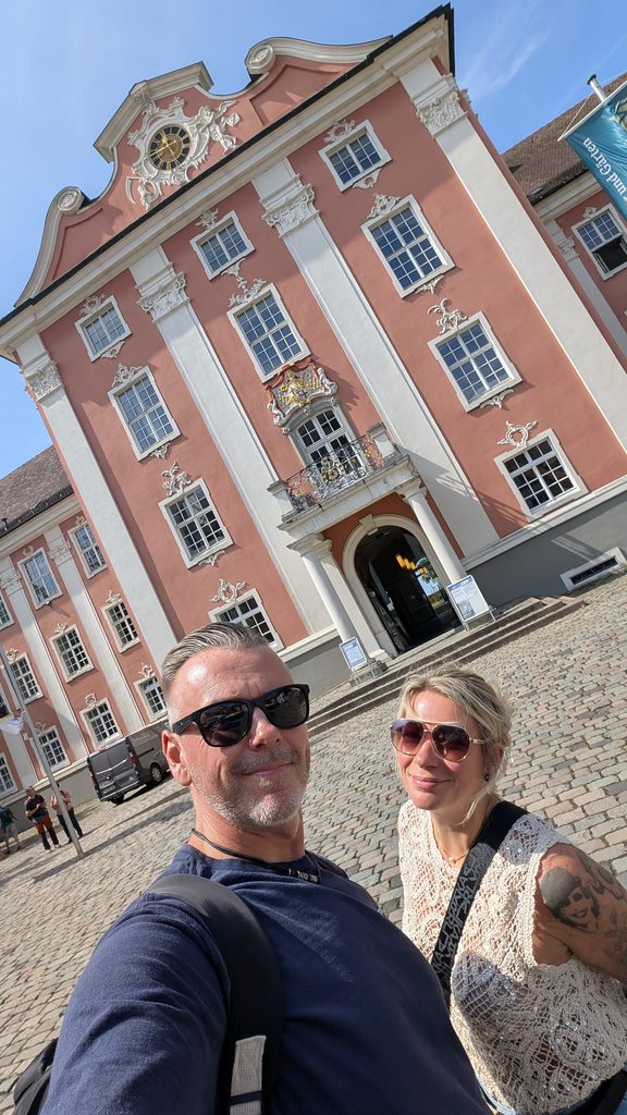 Eva und Robert vor dem Neuen Schloss in Meersburg