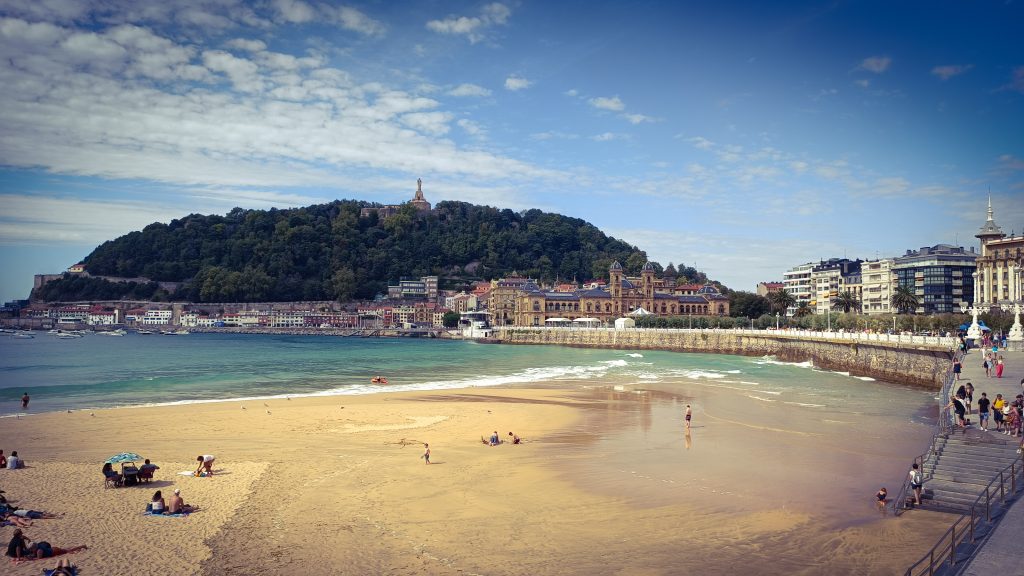 Strandbucht La Concha in San Sebastian mit Blick auf den Monte Urgull, Baskenland