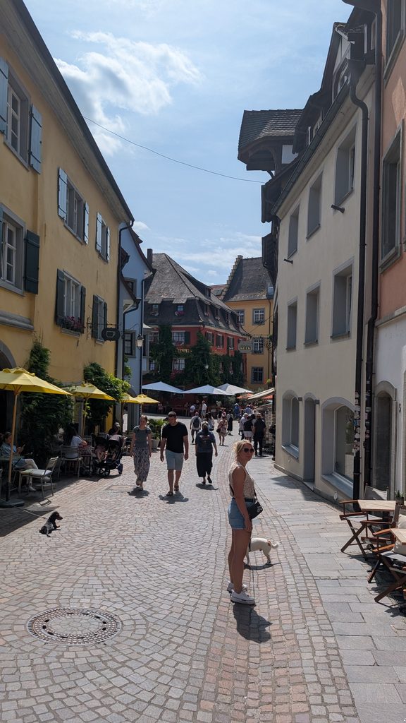 Gasse mit bunten Fachwerkhäusern in der Altstadt von Meersburg, Eva mit Tyson unterwegs