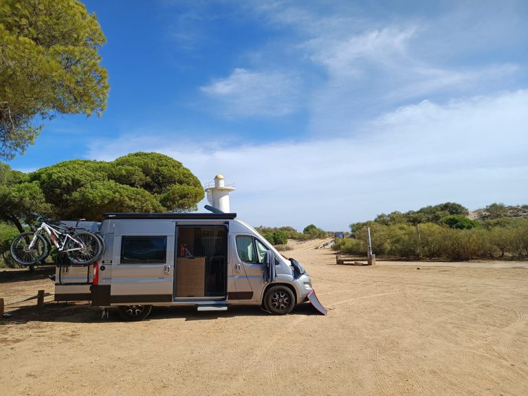 Unser Kastenwagen unter Pinien in Isla Cristina an der Costa de la Luz