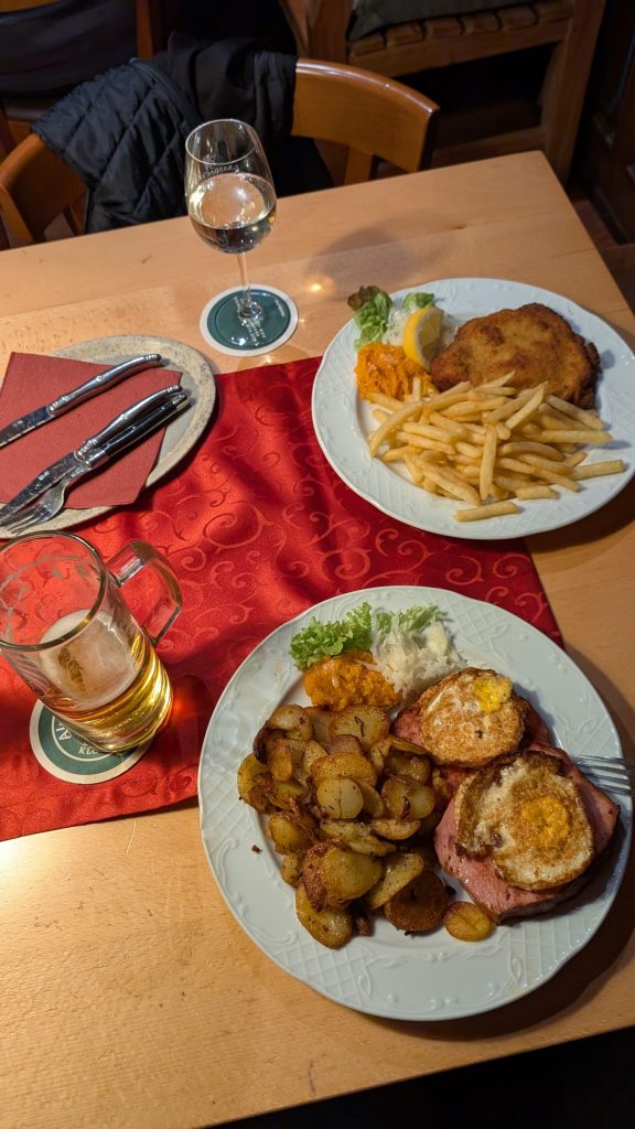 Leberkäse mit Bratkartoffeln und Ei sowie Cordon bleu mit Pommes in der Gaststube Engel in Kenzingen